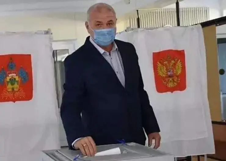 Глава Кропоткина Владимир Елисеев проголосовал на выборах депутатов Государственной Думы
