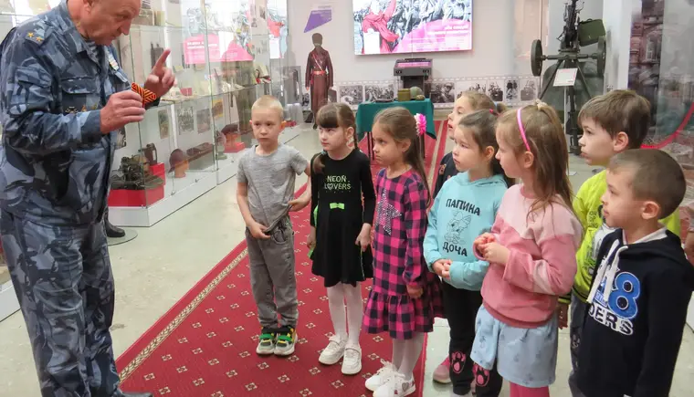 В Кавказском районе правоохранители и общественники организовали для дошкольников экскурсию в музей