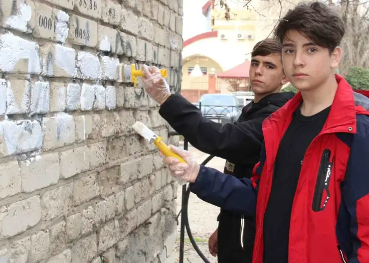 Волонтеры Кавказского района на улицах города ливидировали надписи с указанием пронаркотических сайтов