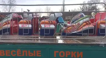 В городском парке культуры и отдыха установили новые кабинки на аттракцион «Веселые горки»