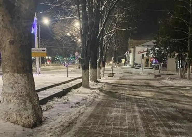 К раннему утру тротуары и дороги в Кропоткине расчищены от снега, льда и обработаны антигололедной смесью