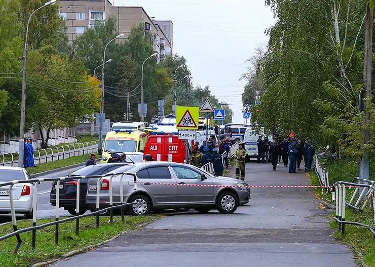 Трагедия в Ижевске: мужчина с нацисткой символикой на одежде убил детей и учителей в школе
