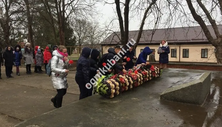 Более двухсот пятидесяти  молодых ребят из Кавказского района отдали дань памяти героям России