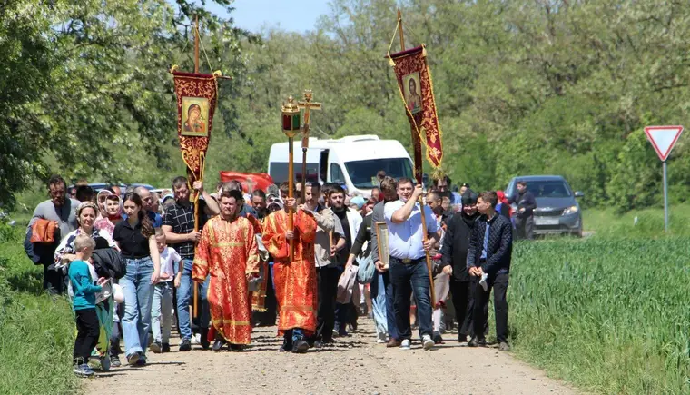 Прихожане Свято-Никольского храма и паломники совершили крестный ход в Монастырский лес к источнику Казанской Божией Матери