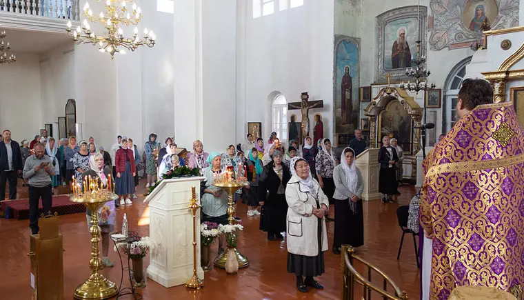 В Покровском соборе Кропоткина встретили праздник Воздвижения