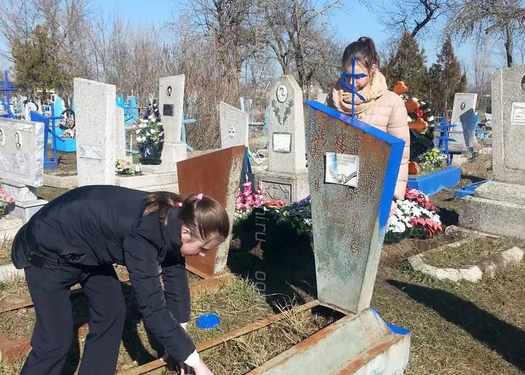 Дети из станицы Казанской приводят в порядок захоронения ветеранов Великой Отечественной войны