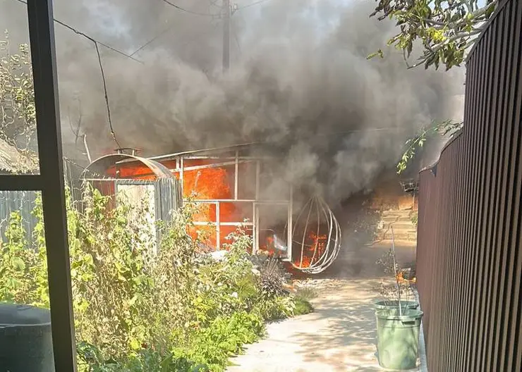 В Кропоткине пожарные ликвидировали возгорание хозпостройки по ул.Речной