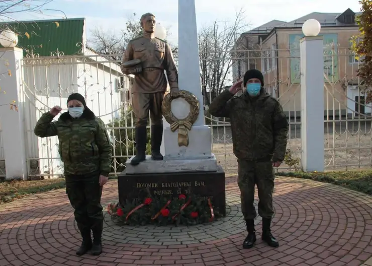 В День неизвестного солдата воспитанники клуба «Патриот» возложили цветы к памятнику Воину-освободителю