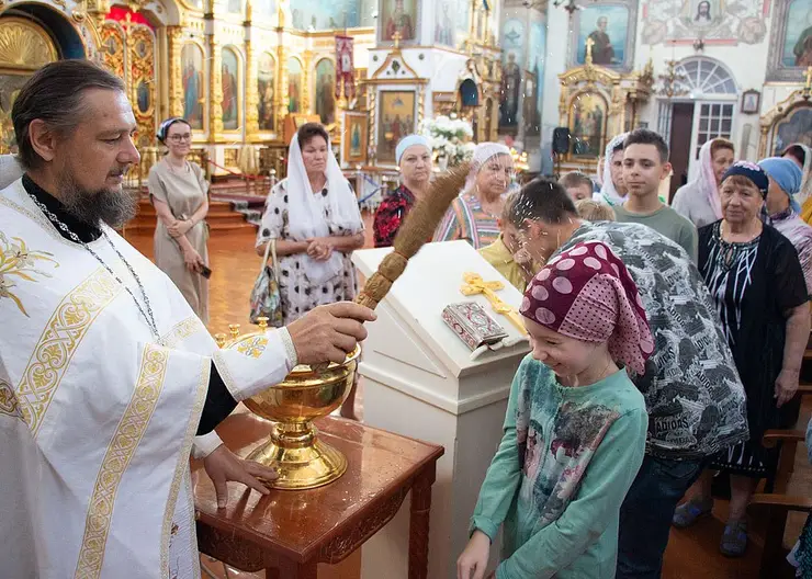 Сегодня протоиерей Сергий Кичиков совершил в Покровском соборе молебен об учащихся