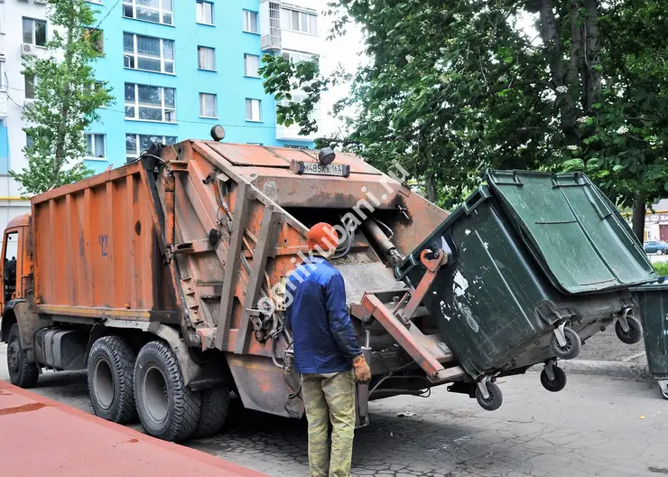 Улица Гоголя в городе Кропоткина завалена мусором