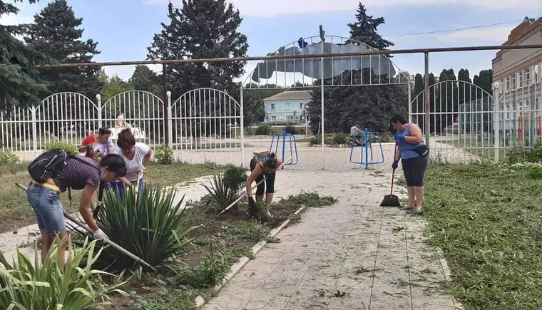 На субботник поднялись работники бюджетной сферы поселка имени М.Горького