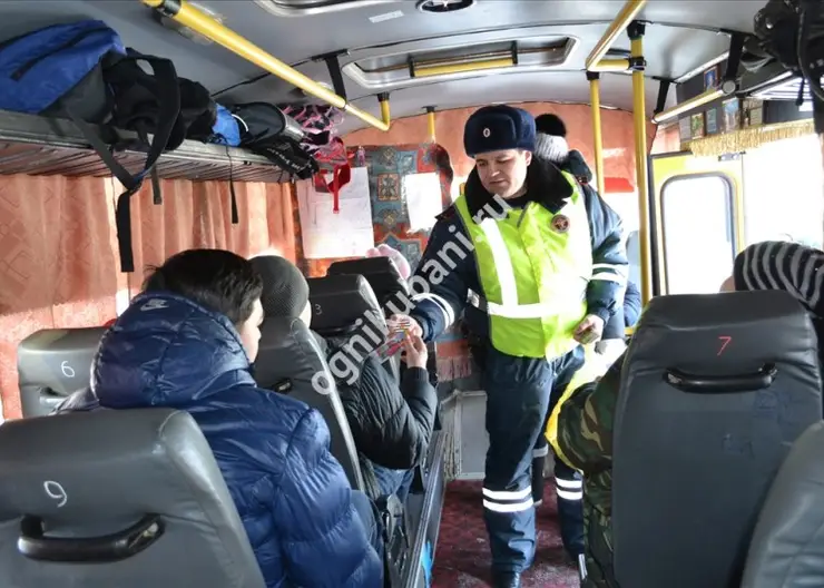 Госавтоинспекторы Кавказского района проверяют пассажирские автобусы перед выходом на линию