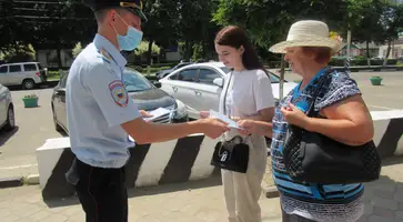 Правоохранители вручили гражданам памятки - как обезопасить себя и близких от мошенников.