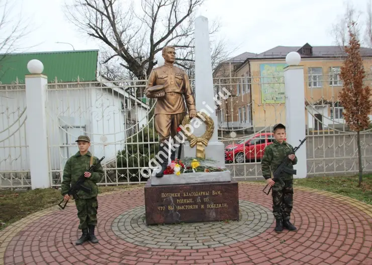 Воспитанники военно-патриотического клуба «Патриот» поклонились памяти воина-освободителя