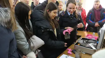 Полицейские и общественники организовали экскурсию в ОМВД России по Кавказскому району для будущих юристов