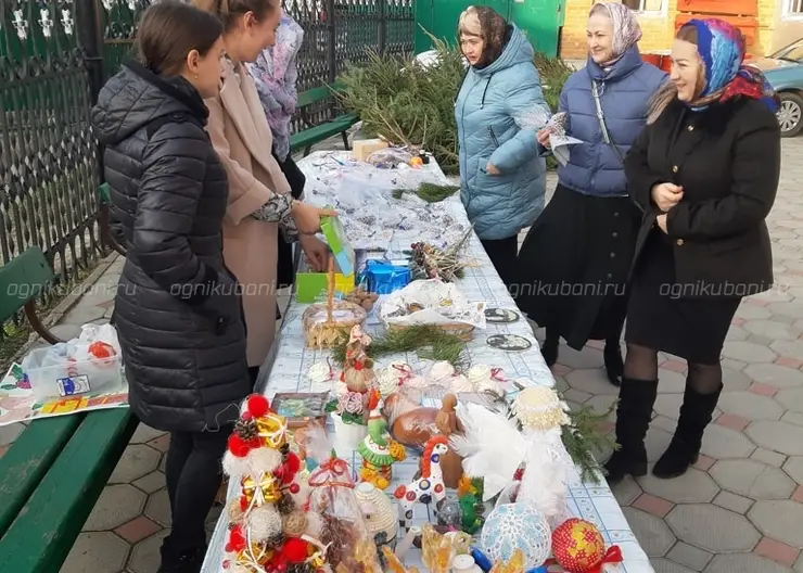 Благотворительную ярмарку организовали ребята из молодежного клуба «Покров» на территории Покровского собора