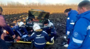 В Кавказском районе машина вылетела  с трассы в поле, водителя доставали спасатели