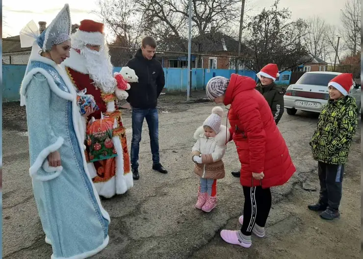 Дед Мороз со Снегурочкой спешат к детишкам хутора Привольного