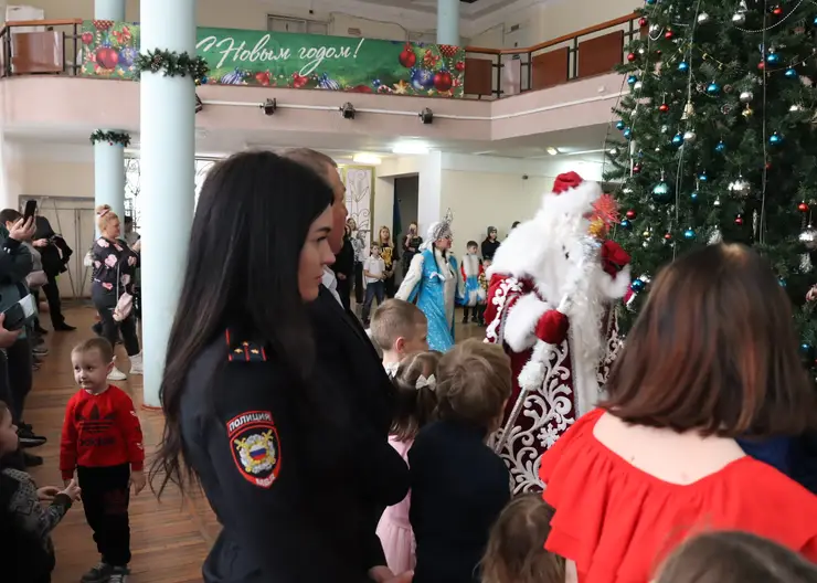 <strong>В Кавказском районе стражи порядка и общественники приняли участие в благотворительной акции «Полицейский Дед Мороз»</strong>