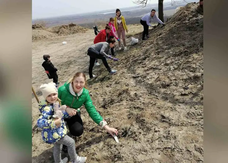Педагоги и воспитанники детского сада №33 станицы Кавказской, их родители очистили от мусора и сухостоя территорию смотровой башни