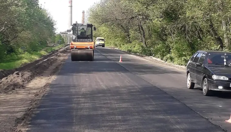 На автомобильном мосту через реку Кубань, соединяющем город Кропоткин и Гулькевичский район, укладывают асфальтовое полотно