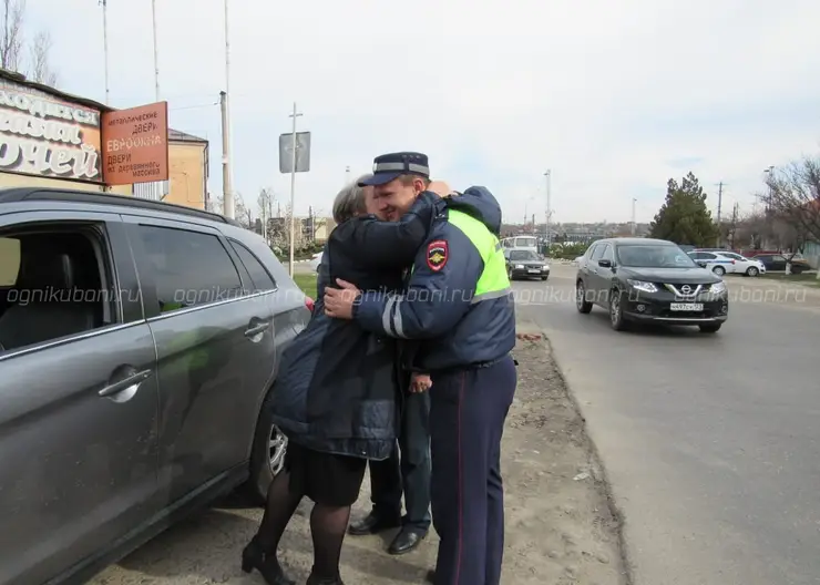 Сотрудники Госавтоинспекции и ветераны ДПС поздравили автоледи с наступающим женским праздником 8 Марта