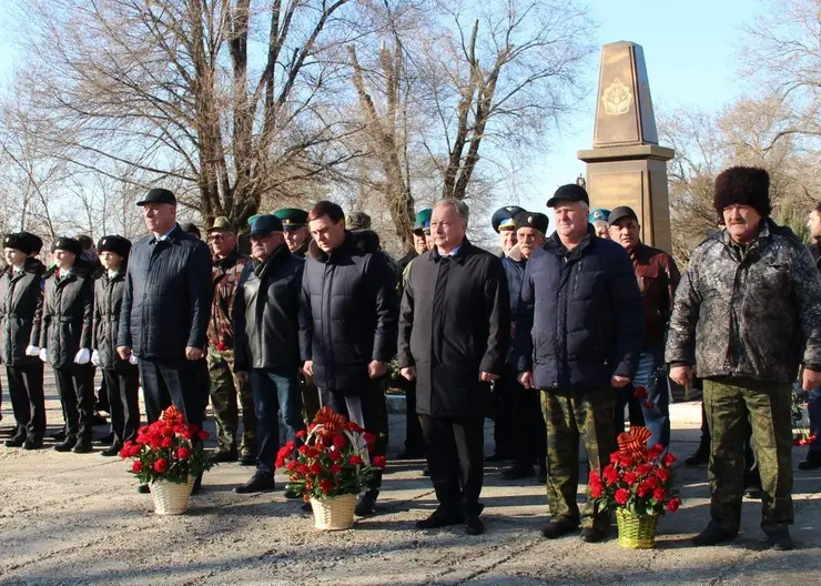 В Кропоткине возложили цветы к мемориалу в честь воинов-интернационалистов Афганской войны