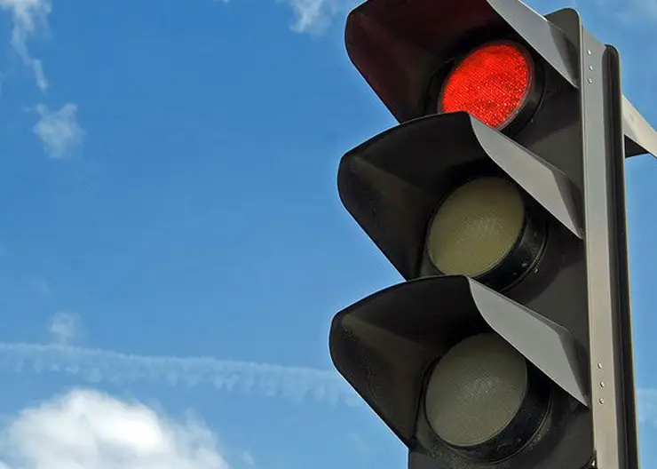 Новый светофор на «лосевском» перекрестке, что на выезде из Кропоткина подключат через несколько месяцев