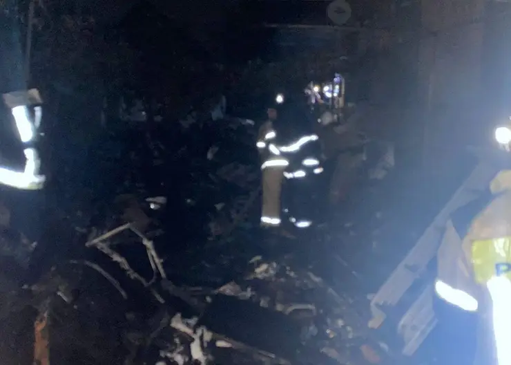 Сегодня ночью сгорела часть дома скандального кропоткинского пенсионера, который устроил свалку бытового мусора у себя во дворе