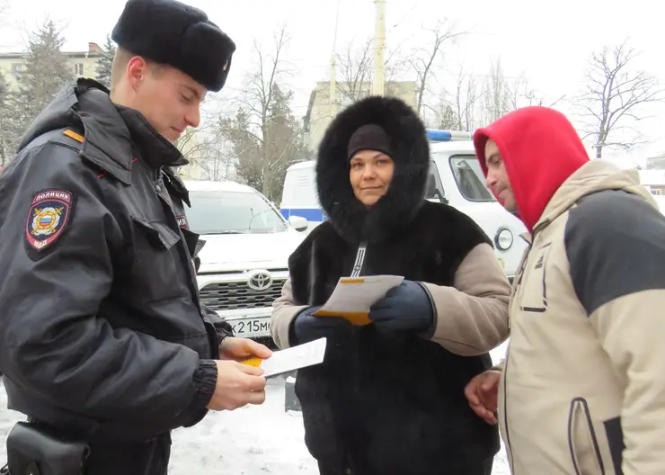 В Кавказском районе сотрудники патрульно-постовой службы полиции провели профилактическую акцию «Осторожно! Мошенники!»