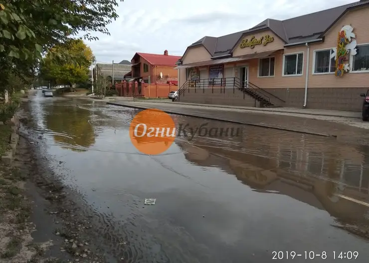 Огромная лужа на улице 8 Марта города Кропоткина затрудняет проезд автомобилей