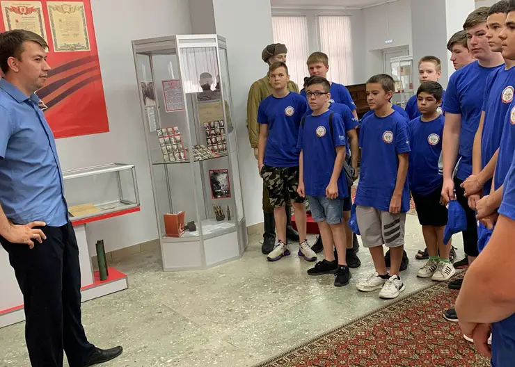 Выставку «Огненная память» в городском музее посетили школьники