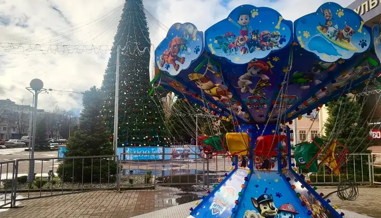 У главной елки в Кропоткине идет подготовка к открытию новогодней ярмарки