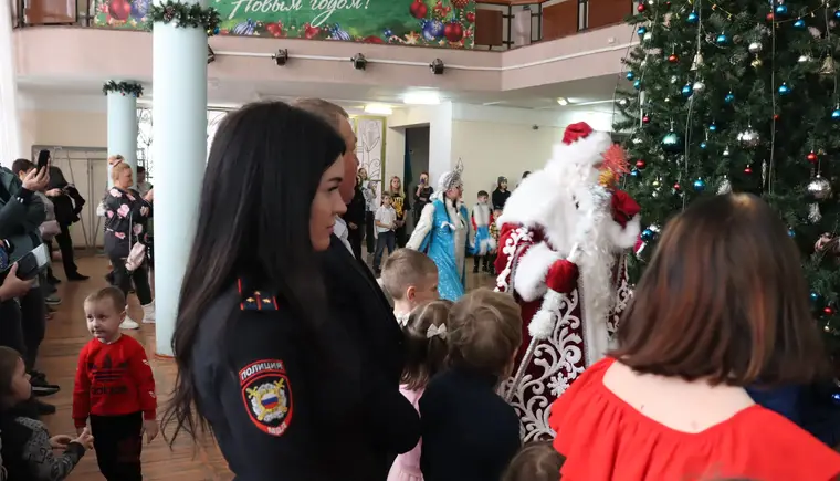 <strong>В Кавказском районе стражи порядка и общественники приняли участие в благотворительной акции «Полицейский Дед Мороз»</strong>