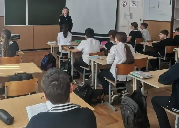 В Кавказском районе полицейские провели профилактическое мероприятие в школе в рамках операции «Чистое поколение»