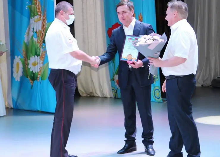В Доме культуры Кропоткина прошли торжественное награждение и концерт