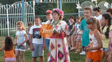 Девчонки и мальчишки поселка имени М.Горького все лето пропадали в Доме культуры у Натальи Цокол.