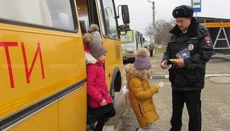 Госавтоинспекторы проверяют школьные автобусы на их исправность