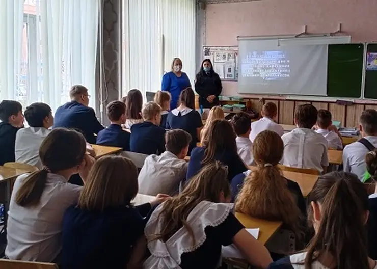 Полицейские и общественники Кавказского района побеседовали со школьниками о вреде наркотиков