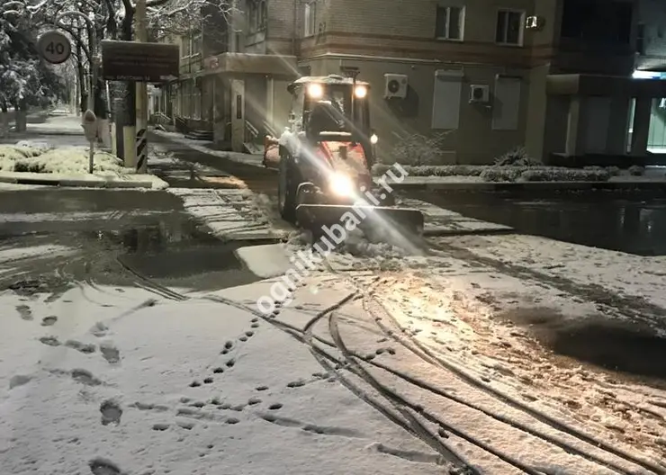 Ранним утром на дороги Кропоткина вышла снегоочистительная техника