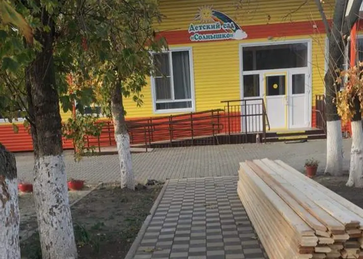 В детском саду станицы Дмитриевской завершаются работы по благоустройству территории