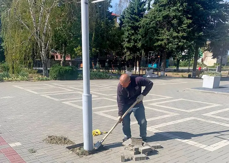 На площади у Дома культуры станицы Кавказской монтируют уличное освещение