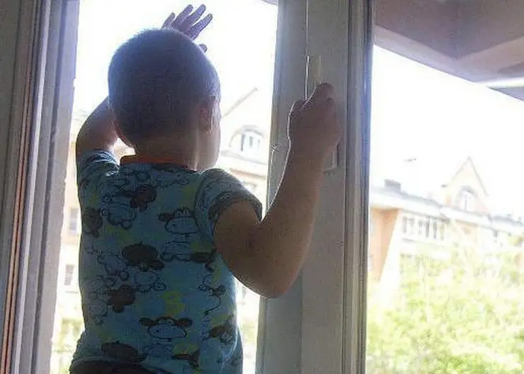 Открытые окна и москитные сетки опасны для маленьких детей