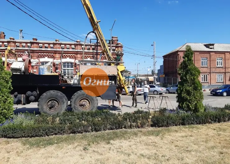 На привокзальной площади Кропоткина идёт монтаж составляющих автоматической системы полива газонов