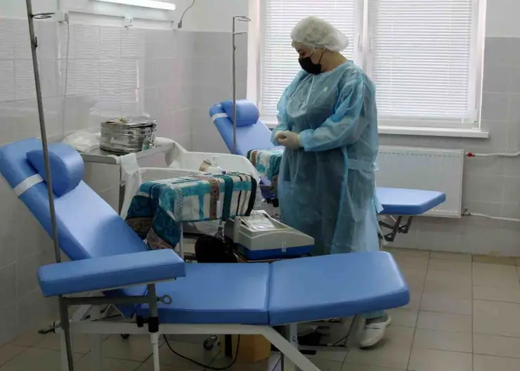 Педагоги передали отделению переливания крови Кропоткинской больницы кресла для доноров