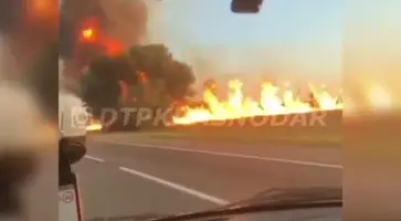 На взорвавшейся газовой заправке в станице Васюринской пострадали три человека, сгорели автомобили