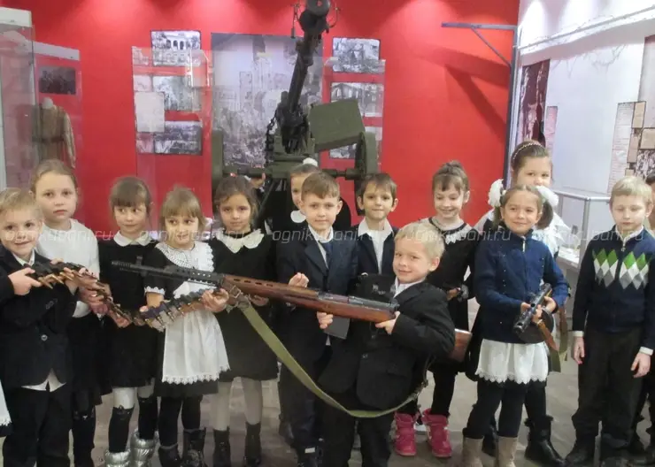 Первоклассники города Кропоткина в свой первый визит в музей познакомились с оружием Победы
