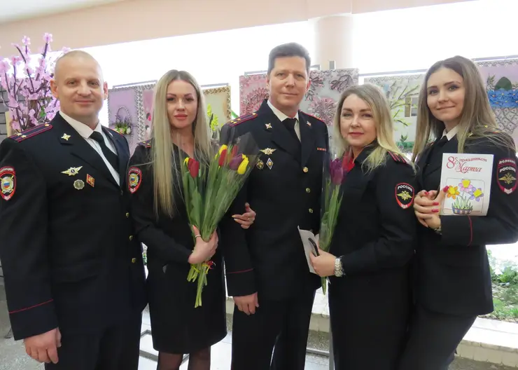 В Отделе МВД Росии по Кавказскому району поздравили сотрудниц и ветеранов службы с наступающим 8 Марта