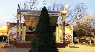 В городском парке культуры и отдыха Кропоткина уже установили елку