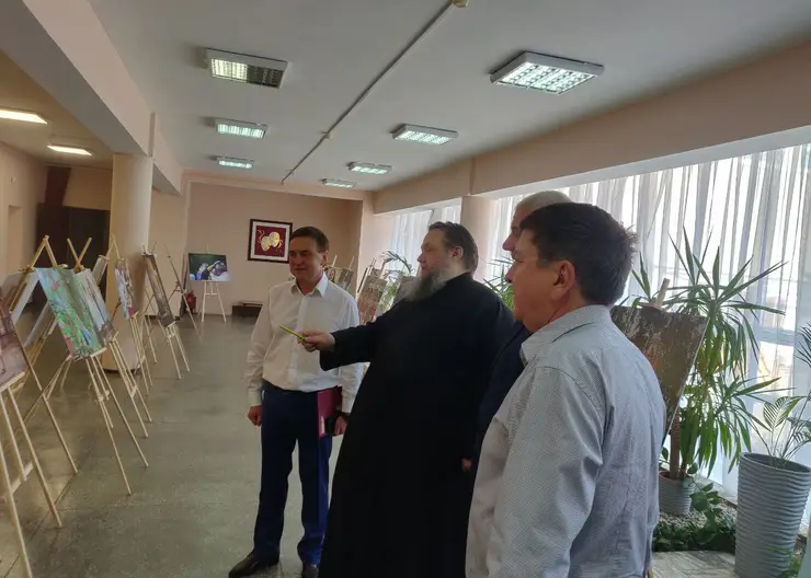 В городском доме культуры, духовенство Кавказского района организовало передвижную фотовыставку